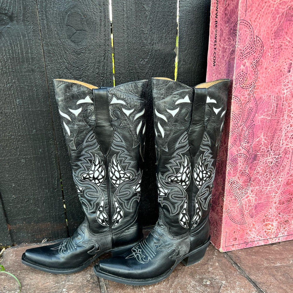 Stylish Black and White Western Heeled Boots - Picture 7 of 16